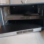 LOTE 006 - 02 SWITCHS PARA REDE DE COMPUTADOR E UM MINI RACK PARA SWITCH.(NO ESTADO DE CONSERVAÇÃO QUE SE ENCONTRAM, NÃO SABEMOS SE FUNCIONAM. LEILÃO NÃO TEM GARANTIA E NEM DEVOLUÇÃO).