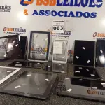 LOTE 063 - 01 LOTE COM VÁRIAS TELAS PARA TABLET MARCAS E MODELOS DIVERSOS. (NO ESTADO) ATENÇÃO! FAZER A VISITAÇÃO ANTES DE ARREMATAR, NÃO SABEMOS SE FUNCIONA. LEILÃO NÃO TEM GARANTIA E NEM DEVOLUÇÃO, SUJEITO A POSSÍVEIS AVARIAS VISÍVEIS/OCULTAS E/OU AUSÊNCIA DE COMPONENTES.