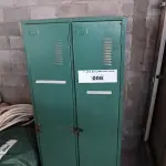 LOTE 008 - 02 ARMÁRIOS ROUPEIROS EM AÇO (NO ESTADO, NÃO SABEMOS SE FUNCIONA. LEILÃO NÃO TEM GARANTIA E NEM DEVOLUÇÃO).