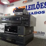 LOTE 145 - 01 STÉREO DUPLO DECK, 02 VIDEOCASSETES E 01 RADIO. (NO ESTADO) ATENÇÃO! FAZER A VISITAÇÃO ANTES DE ARREMATAR, NÃO SABEMOS SE FUNCIONA. LEILÃO NÃO TEM GARANTIA E NEM DEVOLUÇÃO, SUJEITO A POSSÍVEIS AVARIAS VISÍVEIS/OCULTAS E/OU AUSÊNCIA DE COMPONENTES.