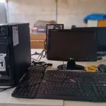 LOTE 011 - 01 COMPUTADOR (CPU, MONITOR E TECLADO) (NO ESTADO, NÃO SABEMOS SE FUNCIONA. LEILÃO NÃO TEM GARANTIA E NEM DEVOLUÇÃO).