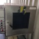 LOTE 020 - 01 FORNO COMBINADO ELÉTRICO INDUSTRIAL. OBS: O FORNO COMBINADO TRAZ ESSE NOME PORQUE ELE COMBINA AS FUNÇÕES DE COCÇÃO NO VAPOR, ÁGUA QUENTE OU AMBAS SIMULTANEAMENTE POR MEIO DE UMA OU MAIS TURBINAS. É POSSÍVEL ELABORAR VÁRIOS PRATOS AO MESMO TEMPO, TRAZENDO AGILIDADE NA COZINHA). (NO ESTADO, NÃO SABEMOS SE FUNCIONA. LEILÃO NÃO TEM GARANTIA E NEM DEVOLUÇÃO).