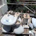LOTE 102 - 01 LOTE COM 05 VASOS SANITÁRIOS E 04 PIAS PARA LAVATÓRIO (NO ESTADO, NÃO SABEMOS SE FUNCIONA. LEILÃO NÃO TEM GARANTIA E NEM DEVOLUÇÃO).
