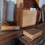 LOTE 029 - 01 LOTE COM BANCADA EM MADEIRA, BAÚS , MESAS E ARMÁRIOS EM MADEIRA (NO ESTADO, NÃO SABEMOS SE FUNCIONA. LEILÃO NÃO TEM GARANTIA E NEM DEVOLUÇÃO).