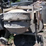LOTE 083 - 01 BETONEIRA PEQUENA (NO ESTADO, NÃO SABEMOS SE FUNCIONA. LEILÃO NÃO TEM GARANTIA E NEM DEVOLUÇÃO).