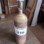 LOTE 116 - 01 CILINDRO DE GÁS ARGÔNIO VAZIO PEQUENO (NO ESTADO, NÃO SABEMOS SE FUNCIONA. LEILÃO NÃO TEM GARANTIA E NEM DEVOLUÇÃO).