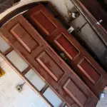 LOTE 025 - 01 PORTA COM PORTAL EM MADEIRA (NO ESTADO, NÃO SABEMOS SE FUNCIONA. LEILÃO NÃO TEM GARANTIA E NEM DEVOLUÇÃO).