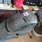 LOTE 209 - 01 MÁQUINA DE LAVAR PISOS INDUSTRIAL. (NO ESTADO) ATENÇÃO! FAZER A VISITAÇÃO ANTES DE ARREMATAR, NÃO SABEMOS SE FUNCIONA. LEILÃO NÃO TEM GARANTIA E NEM DEVOLUÇÃO, SUJEITO A POSSÍVEIS AVARIAS VISÍVEIS/OCULTAS E/OU AUSÊNCIA DE COMPONENTES.