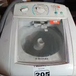 LOTE 205 - 01 MÁQUINA DE LAVAR MARCA ELECTROLUX 9KG 220V. (NO ESTADO) ATENÇÃO! FAZER A VISITAÇÃO ANTES DE ARREMATAR, NÃO SABEMOS SE FUNCIONA. LEILÃO NÃO TEM GARANTIA E NEM DEVOLUÇÃO, SUJEITO A POSSÍVEIS AVARIAS VISÍVEIS/OCULTAS E/OU AUSÊNCIA DE COMPONENTES.