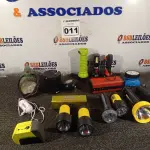 LOTE 011 - 01 LOTE COM VÁRIAS LANTERNAS E CAIXAS DE SOM BLUETOOTH MARCAS E MODELOS DIVERSOS. (NO ESTADO) ATENÇÃO! FAZER A VISITAÇÃO ANTES DE ARREMATAR, NÃO SABEMOS SE FUNCIONA. LEILÃO NÃO TEM GARANTIA E NEM DEVOLUÇÃO, SUJEITO A POSSÍVEIS AVARIAS VISÍVEIS/OCULTAS E/OU AUSÊNCIA DE COMPONENTES.