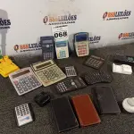 LOTE 068 - 01 LOTE COM VÁRIAS CALCULADORES MARCAS E MODELOS DIVERSOS. (NO ESTADO) ATENÇÃO! FAZER A VISITAÇÃO ANTES DE ARREMATAR, NÃO SABEMOS SE FUNCIONA. LEILÃO NÃO TEM GARANTIA E NEM DEVOLUÇÃO, SUJEITO A POSSÍVEIS AVARIAS VISÍVEIS/OCULTAS E/OU AUSÊNCIA DE COMPONENTES.
