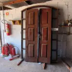 LOTE 025 - 01 PORTA COM PORTAL EM MADEIRA (NO ESTADO, NÃO SABEMOS SE FUNCIONA. LEILÃO NÃO TEM GARANTIA E NEM DEVOLUÇÃO).