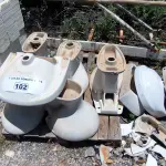 LOTE 102 - 01 LOTE COM 05 VASOS SANITÁRIOS E 04 PIAS PARA LAVATÓRIO (NO ESTADO, NÃO SABEMOS SE FUNCIONA. LEILÃO NÃO TEM GARANTIA E NEM DEVOLUÇÃO).