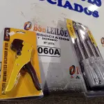 LOTE 060 - 01 KIT DE CHAVES FENDA/PHILIPS E 01 DECAPADOR DE FIOS. (NO ESTADO) ATENÇÃO! FAZER A VISITAÇÃO ANTES DE ARREMATAR, NÃO SABEMOS SE FUNCIONA. LEILÃO NÃO TEM GARANTIA E NEM DEVOLUÇÃO, SUJEITO A POSSÍVEIS AVARIAS VISÍVEIS/OCULTAS E/OU AUSÊNCIA DE COMPONENTES.