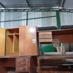 LOTE 460 - 05 MESAS E 01 ARMÁRIO BAIXO EM MADEIRA. (NO ESTADO) ATENÇÃO! FAZER A VISITAÇÃO ANTES DE ARREMATAR, NÃO SABEMOS SE FUNCIONA. LEILÃO NÃO TEM GARANTIA E NEM DEVOLUÇÃO, SUJEITO A POSSÍVEIS AVARIAS VISÍVEIS/OCULTAS E/OU AUSÊNCIA DE COMPONENTES.