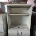 LOTE 464 - 01 ARMÁRIO EM MADEIRA COM 02 PORTAS E 02 PRATELEIRAS. (NO ESTADO) ATENÇÃO! FAZER A VISITAÇÃO ANTES DE ARREMATAR, NÃO SABEMOS SE FUNCIONA. LEILÃO NÃO TEM GARANTIA E NEM DEVOLUÇÃO, SUJEITO A POSSÍVEIS AVARIAS VISÍVEIS/OCULTAS E/OU AUSÊNCIA DE COMPONENTES.