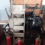 LOTE 470 - 01 PAINEL EM MADEIRA, 01 ESCADA, 03 EXTINTORES E VÁRIAS CADEIRAS MARCAS E MODELOS DIVERSOS. (NO ESTADO) ATENÇÃO! FAZER A VISITAÇÃO ANTES DE ARREMATAR, NÃO SABEMOS SE FUNCIONA. LEILÃO NÃO TEM GARANTIA E NEM DEVOLUÇÃO, SUJEITO A POSSÍVEIS AVARIAS VISÍVEIS/OCULTAS E/OU AUSÊNCIA DE COMPONENTES.