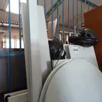 LOTE 314 - 01 LOTE COM VÁRIOS TAMPOS DE MESA, 02 VENTILADORES E 01 TELA DE PROJEÇÃO MARCAS E MODELOS DIVERSOS. (NO ESTADO) ATENÇÃO! FAZER A VISITAÇÃO ANTES DE ARREMATAR, NÃO SABEMOS SE FUNCIONA. LEILÃO NÃO TEM GARANTIA E NEM DEVOLUÇÃO, SUJEITO A POSSÍVEIS AVARIAS VISÍVEIS/OCULTAS E/OU AUSÊNCIA DE COMPONENTES.