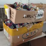 LOTE 506 - 01 LOTE COM GRANDE QUANTIDADE DE TOMADAS COM RABICHO PRETA E VERMELHA E REATORES PARA LÂMPADAS FLUORESCENTE MARCAS E MODELOS DIVERSOS. (NO ESTADO) ATENÇÃO! FAZER A VISITAÇÃO ANTES DE ARREMATAR, NÃO SABEMOS SE FUNCIONA. LEILÃO NÃO TEM GARANTIA E NEM DEVOLUÇÃO, SUJEITO A POSSÍVEIS AVARIAS VISÍVEIS/OCULTAS E/OU AUSÊNCIA DE COMPONENTES.