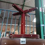 LOTE 381 - 01 MESA REDONDA E 01 ARMÁRIO EM MADEIRA. (NO ESTADO) ATENÇÃO! FAZER A VISITAÇÃO ANTES DE ARREMATAR, NÃO SABEMOS SE FUNCIONA. LEILÃO NÃO TEM GARANTIA E NEM DEVOLUÇÃO, SUJEITO A POSSÍVEIS AVARIAS VISÍVEIS/OCULTAS E/OU AUSÊNCIA DE COMPONENTES.