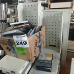LOTE 249 - 01 LOTE COM VÁRIOS SUPORTES PARA CPU E DVD’S DIVERSOS. (NO ESTADO) ATENÇÃO! FAZER A VISITAÇÃO ANTES DE ARREMATAR, NÃO SABEMOS SE FUNCIONA. LEILÃO NÃO TEM GARANTIA E NEM DEVOLUÇÃO, SUJEITO A POSSÍVEIS AVARIAS VISÍVEIS/OCULTAS E/OU AUSÊNCIA DE COMPONENTES.