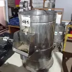 LOTE 481 - 01 DESCASCADOR DE BATATAS. (NO ESTADO) ATENÇÃO! FAZER A VISITAÇÃO ANTES DE ARREMATAR, NÃO SABEMOS SE FUNCIONA. LEILÃO NÃO TEM GARANTIA E NEM DEVOLUÇÃO, SUJEITO A POSSÍVEIS AVARIAS VISÍVEIS/OCULTAS E/OU AUSÊNCIA DE COMPONENTES.