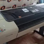 LOTE 453 - 01 PLOTTER MARCA HP MODELO DESIGNJET T1100PS. (NO ESTADO) ATENÇÃO! FAZER A VISITAÇÃO ANTES DE ARREMATAR, NÃO SABEMOS SE FUNCIONA. LEILÃO NÃO TEM GARANTIA E NEM DEVOLUÇÃO, SUJEITO A POSSÍVEIS AVARIAS VISÍVEIS/OCULTAS E/OU AUSÊNCIA DE COMPONENTES.