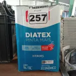 LOTE 257 - 01 LATA DE TINTA IQUINE DIATEX PINTA MAIS 18L FOSCO MARACUJÁ. (NO ESTADO) ATENÇÃO! FAZER A VISITAÇÃO ANTES DE ARREMATAR, NÃO SABEMOS SE FUNCIONA. LEILÃO NÃO TEM GARANTIA E NEM DEVOLUÇÃO, SUJEITO A POSSÍVEIS AVARIAS VISÍVEIS/OCULTAS E/OU AUSÊNCIA DE COMPONENTES.