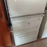 LOTE 311 - 02 GAVETEIROS COM 03 GAVETAS. (NO ESTADO) ATENÇÃO! FAZER A VISITAÇÃO ANTES DE ARREMATAR, NÃO SABEMOS SE FUNCIONA. LEILÃO NÃO TEM GARANTIA E NEM DEVOLUÇÃO, SUJEITO A POSSÍVEIS AVARIAS VISÍVEIS/OCULTAS E/OU AUSÊNCIA DE COMPONENTES.