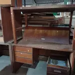 LOTE 460 - 05 MESAS E 01 ARMÁRIO BAIXO EM MADEIRA. (NO ESTADO) ATENÇÃO! FAZER A VISITAÇÃO ANTES DE ARREMATAR, NÃO SABEMOS SE FUNCIONA. LEILÃO NÃO TEM GARANTIA E NEM DEVOLUÇÃO, SUJEITO A POSSÍVEIS AVARIAS VISÍVEIS/OCULTAS E/OU AUSÊNCIA DE COMPONENTES.