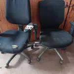 LOTE 513 - 02 CADEIRAS DE ESCRITÓRIO COM BASE GIRATÓRIA. (NO ESTADO) ATENÇÃO! FAZER A VISITAÇÃO ANTES DE ARREMATAR, NÃO SABEMOS SE FUNCIONA. LEILÃO NÃO TEM GARANTIA E NEM DEVOLUÇÃO, SUJEITO A POSSÍVEIS AVARIAS VISÍVEIS/OCULTAS E/OU AUSÊNCIA DE COMPONENTES.