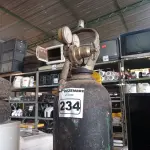 LOTE 234 - 01 CILINDRO DE OXIGÊNIO. (NO ESTADO) ATENÇÃO! FAZER A VISITAÇÃO ANTES DE ARREMATAR, NÃO SABEMOS SE FUNCIONA. LEILÃO NÃO TEM GARANTIA E NEM DEVOLUÇÃO, SUJEITO A POSSÍVEIS AVARIAS VISÍVEIS/OCULTAS E/OU AUSÊNCIA DE COMPONENTES.