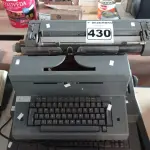 LOTE 430 - 02 MAQUINAS DE ESCREVER. (NO ESTADO) ATENÇÃO! FAZER A VISITAÇÃO ANTES DE ARREMATAR, NÃO SABEMOS SE FUNCIONA. LEILÃO NÃO TEM GARANTIA E NEM DEVOLUÇÃO, SUJEITO A POSSÍVEIS AVARIAS VISÍVEIS/OCULTAS E/OU AUSÊNCIA DE COMPONENTES.