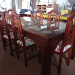 LOTE 482 - 01 MESA DE JANTAR COM TAMPO DE VIDRO E 06 CADEIRAS. (NO ESTADO) ATENÇÃO! FAZER A VISITAÇÃO ANTES DE ARREMATAR, NÃO SABEMOS SE FUNCIONA. LEILÃO NÃO TEM GARANTIA E NEM DEVOLUÇÃO, SUJEITO A POSSÍVEIS AVARIAS VISÍVEIS/OCULTAS E/OU AUSÊNCIA DE COMPONENTES.