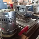 LOTE 375 - 01 SECADOR DE MÃOS, 02 GUILHOTINAS DE MESA E 01 BASE DE LIQUIDIFICADOR INDUSTRIAL. (NO ESTADO) ATENÇÃO! FAZER A VISITAÇÃO ANTES DE ARREMATAR, NÃO SABEMOS SE FUNCIONA. LEILÃO NÃO TEM GARANTIA E NEM DEVOLUÇÃO, SUJEITO A POSSÍVEIS AVARIAS VISÍVEIS/OCULTAS E/OU AUSÊNCIA DE COMPONENTES.