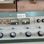 LOTE 367 - 01 MESA DE SOM ANTIGA. (NO ESTADO) ATENÇÃO! FAZER A VISITAÇÃO ANTES DE ARREMATAR, NÃO SABEMOS SE FUNCIONA. LEILÃO NÃO TEM GARANTIA E NEM DEVOLUÇÃO, SUJEITO A POSSÍVEIS AVARIAS VISÍVEIS/OCULTAS E/OU AUSÊNCIA DE COMPONENTES.