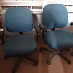LOTE 487 - 02 CADEIRAS DE ESCRITÓRIO COM BASE GIRATÓRIA. (NO ESTADO) ATENÇÃO! FAZER A VISITAÇÃO ANTES DE ARREMATAR, NÃO SABEMOS SE FUNCIONA. LEILÃO NÃO TEM GARANTIA E NEM DEVOLUÇÃO, SUJEITO A POSSÍVEIS AVARIAS VISÍVEIS/OCULTAS E/OU AUSÊNCIA DE COMPONENTES.