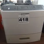 LOTE 418 - 01 IMPRESSORA A LASER LEXMARK T654DN. (NO ESTADO) ATENÇÃO! FAZER A VISITAÇÃO ANTES DE ARREMATAR, NÃO SABEMOS SE FUNCIONA. LEILÃO NÃO TEM GARANTIA E NEM DEVOLUÇÃO, SUJEITO A POSSÍVEIS AVARIAS VISÍVEIS/OCULTAS E/OU AUSÊNCIA DE COMPONENTES.
