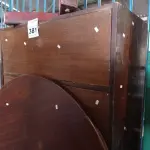 LOTE 381 - 01 MESA REDONDA E 01 ARMÁRIO EM MADEIRA. (NO ESTADO) ATENÇÃO! FAZER A VISITAÇÃO ANTES DE ARREMATAR, NÃO SABEMOS SE FUNCIONA. LEILÃO NÃO TEM GARANTIA E NEM DEVOLUÇÃO, SUJEITO A POSSÍVEIS AVARIAS VISÍVEIS/OCULTAS E/OU AUSÊNCIA DE COMPONENTES.