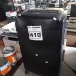 LOTE 410 - 01 FRAGMENTADORA DE PAPEL. (NO ESTADO) ATENÇÃO! FAZER A VISITAÇÃO ANTES DE ARREMATAR, NÃO SABEMOS SE FUNCIONA. LEILÃO NÃO TEM GARANTIA E NEM DEVOLUÇÃO, SUJEITO A POSSÍVEIS AVARIAS VISÍVEIS/OCULTAS E/OU AUSÊNCIA DE COMPONENTES.