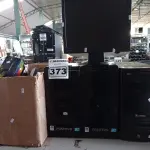 LOTE 373 - 03 CPU’S, 02 MONITORES E 01 CAIXA COM PERIFÉRICOS DIVERSOS. (NO ESTADO) ATENÇÃO! FAZER A VISITAÇÃO ANTES DE ARREMATAR, NÃO SABEMOS SE FUNCIONA. LEILÃO NÃO TEM GARANTIA E NEM DEVOLUÇÃO, SUJEITO A POSSÍVEIS AVARIAS VISÍVEIS/OCULTAS E/OU AUSÊNCIA DE COMPONENTES.