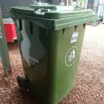 LOTE 516 - 01 CONTAINER HDPE EM-840 360L. (NO ESTADO) ATENÇÃO! FAZER A VISITAÇÃO ANTES DE ARREMATAR, NÃO SABEMOS SE FUNCIONA. LEILÃO NÃO TEM GARANTIA E NEM DEVOLUÇÃO, SUJEITO A POSSÍVEIS AVARIAS VISÍVEIS/OCULTAS E/OU AUSÊNCIA DE COMPONENTES.