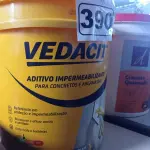 LOTE 390 - 01 BALDE DE VEDACIT, ADITIVO IMPERMEABILIZANTE PARA CONCRETOS E ARGAMASSAS. (NO ESTADO) ATENÇÃO! FAZER A VISITAÇÃO ANTES DE ARREMATAR, NÃO SABEMOS SE FUNCIONA. LEILÃO NÃO TEM GARANTIA E NEM DEVOLUÇÃO, SUJEITO A POSSÍVEIS AVARIAS VISÍVEIS/OCULTAS E/OU AUSÊNCIA DE COMPONENTES.