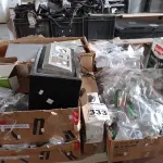 LOTE 333 - 01 COFRE, VÁRIOS APARELHOS DE TELEFONE, VÁRIOS RECORTES DE CABO DE AÇO E TUBOS DE SUPER COLA E PERIFÉRICOS DIVERSOS. (NO ESTADO) ATENÇÃO! FAZER A VISITAÇÃO ANTES DE ARREMATAR, NÃO SABEMOS SE FUNCIONA. LEILÃO NÃO TEM GARANTIA E NEM DEVOLUÇÃO, SUJEITO A POSSÍVEIS AVARIAS VISÍVEIS/OCULTAS E/OU AUSÊNCIA DE COMPONENTES.