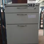 LOTE 382 - 02 GAVETEIROS COM 03 GAVETAS. (NO ESTADO) ATENÇÃO! FAZER A VISITAÇÃO ANTES DE ARREMATAR, NÃO SABEMOS SE FUNCIONA. LEILÃO NÃO TEM GARANTIA E NEM DEVOLUÇÃO, SUJEITO A POSSÍVEIS AVARIAS VISÍVEIS/OCULTAS E/OU AUSÊNCIA DE COMPONENTES.