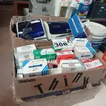 LOTE 308 - 01 LOTE COM MATERIAIS DE ESCRITÓRIO DIVERSOS. (NO ESTADO) ATENÇÃO! FAZER A VISITAÇÃO ANTES DE ARREMATAR, NÃO SABEMOS SE FUNCIONA. LEILÃO NÃO TEM GARANTIA E NEM DEVOLUÇÃO, SUJEITO A POSSÍVEIS AVARIAS VISÍVEIS/OCULTAS E/OU AUSÊNCIA DE COMPONENTES.