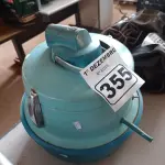 LOTE 355 - 01 ASPIRADOR DE PÓ ANTIGO. (NO ESTADO) ATENÇÃO! FAZER A VISITAÇÃO ANTES DE ARREMATAR, NÃO SABEMOS SE FUNCIONA. LEILÃO NÃO TEM GARANTIA E NEM DEVOLUÇÃO, SUJEITO A POSSÍVEIS AVARIAS VISÍVEIS/OCULTAS E/OU AUSÊNCIA DE COMPONENTES.