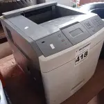 LOTE 418 - 01 IMPRESSORA A LASER LEXMARK T654DN. (NO ESTADO) ATENÇÃO! FAZER A VISITAÇÃO ANTES DE ARREMATAR, NÃO SABEMOS SE FUNCIONA. LEILÃO NÃO TEM GARANTIA E NEM DEVOLUÇÃO, SUJEITO A POSSÍVEIS AVARIAS VISÍVEIS/OCULTAS E/OU AUSÊNCIA DE COMPONENTES.