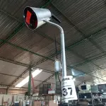 LOTE 337 - 01 LUMIARIA COM SUPORTE. (NO ESTADO) ATENÇÃO! FAZER A VISITAÇÃO ANTES DE ARREMATAR, NÃO SABEMOS SE FUNCIONA. LEILÃO NÃO TEM GARANTIA E NEM DEVOLUÇÃO, SUJEITO A POSSÍVEIS AVARIAS VISÍVEIS/OCULTAS E/OU AUSÊNCIA DE COMPONENTES.