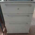 LOTE 382 - 02 GAVETEIROS COM 03 GAVETAS. (NO ESTADO) ATENÇÃO! FAZER A VISITAÇÃO ANTES DE ARREMATAR, NÃO SABEMOS SE FUNCIONA. LEILÃO NÃO TEM GARANTIA E NEM DEVOLUÇÃO, SUJEITO A POSSÍVEIS AVARIAS VISÍVEIS/OCULTAS E/OU AUSÊNCIA DE COMPONENTES.